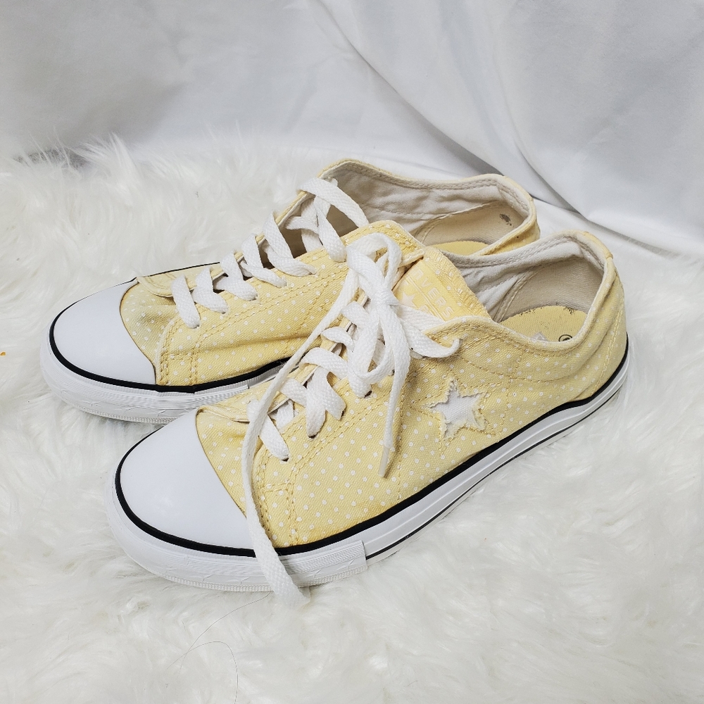 Yellow polka dot Converse 💛